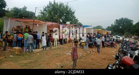 DISTRIKT KATNI, INDIEN - 15. OKTOBER 2019: Indianer drängen sich auf dem Diwali-Markt, um Cracker zu kaufen. Stockfoto