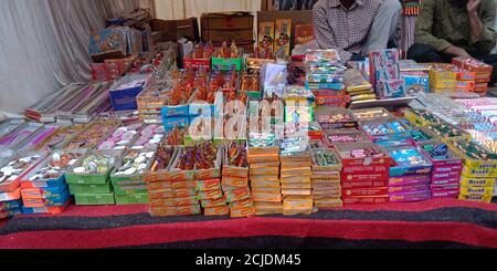 DISTRICT KATNI, INDIEN - 15. OKTOBER 2019: Bunte Cracker von asiatischen Verkäufer während der hindu Tradition Diwali Festival in der indischen Straßenstadt b angezeigt Stockfoto