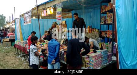 DISTRIKT KATNI, INDIEN - 15. OKTOBER 2019: Eine indische Menschenmenge für den Kauf Diwali Cracker während dussehra Festival in traditionellen Markt. Stockfoto