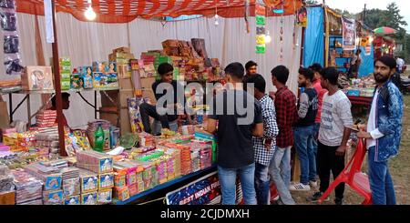 DISTRIKT KATNI, INDIEN - 15. OKTOBER 2019: Indische Leute drängen auf Cracker Shop während Diwali Festival in traditionellen Markt. Stockfoto