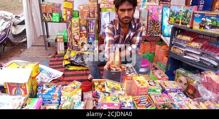 DISTRIKT KATNI, INDIEN - 15. OKTOBER 2019: Ein indisches Dorf armen Ladenbesitzer bietet Diwali Cracker an den Kunden während dussehra Festival in Tradi Stockfoto