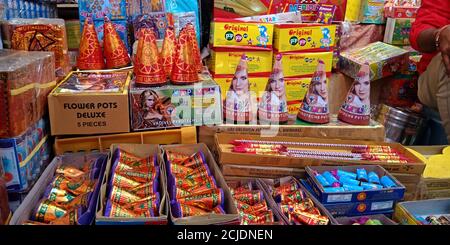 DISTRIKT KATNI, INDIEN - 15. OKTOBER 2019: Bunte Cracker zum Verkauf während der hindu Tradition Diwali Festival auf indian Street City Basar angezeigt. Stockfoto