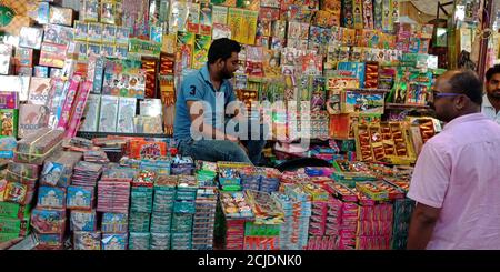 DISTRIKT KATNI, INDIEN - 15. OKTOBER 2019: Ein indischer Stadteinkaufmann überreichte dem Kunden Diwali Cracker während des dussehra Festivals in traditionellem Stockfoto