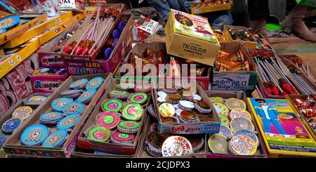 DISTRIKT KATNI, INDIEN - 15. OKTOBER 2019: Mehrere Cracker von asiatischen Verkäufer für den Verkauf während der hindu Tradition Diwali Festival in indischen s angezeigt Stockfoto