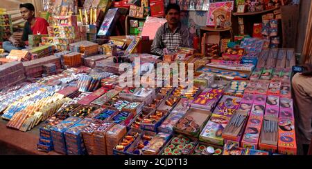 DISTRIKT KATNI, INDIEN - 15. OKTOBER 2019: Ein indischer Dorfkaufmann präsentiert dem Kunden Diwali Cracker während des dussehra Festivals in traditio Stockfoto