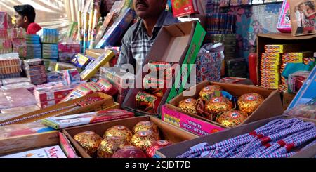 DISTRIKT KATNI, INDIEN - 15. OKTOBER 2019: Ein indischer Dorfverkäufer präsentiert dem Kunden Diwali Cracker während des dussehra Festivals in traditiona Stockfoto