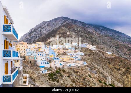 Traditionelles griechisches Dorf mit schönen bunten Häusern auf einem Hügel, Olympos, Karpathos, Griechenland Stockfoto