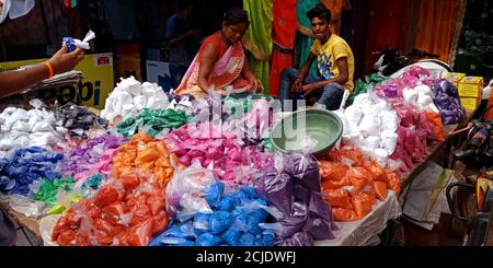 BEZIRK KATNI, INDIEN - 19. OKTOBER 2019: Rangoli Farben zum Verkauf auf Straße Basar Shop während hindu diwali Festival vorgestellt. Stockfoto