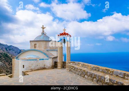 Weiße Kapelle über dem Meer im Dorf Olympos, Karpathos, Griechenland Stockfoto