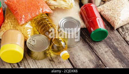 Lieferung von Lebensmitteln oder Spende Box während covid Quarantäne. Kontaktlose Lieferung nach Hause, sicheres Einkaufen bei einer Coronavirus-Pandemie. Essenset für zu Hause Stockfoto