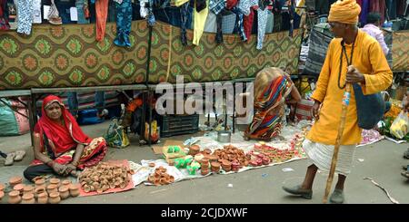 DISTRIKT KATNI, INDIEN - 19. OKTOBER 2019: Boden gemacht Öllampe Topf zum Verkauf auf Straße Basar Shop während hindu diwali Festival vorgestellt. Stockfoto