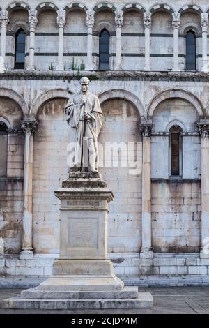 Lucca, Italien - 9. Juli 2017:Blick auf die Statue von Francesco Burlamacchi auf der Piazza San Michele, Altstadt von Lucca Stockfoto