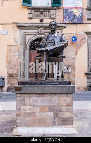 Pisa, Italien - 9. Juli 2017: Blick auf die Statue von Giacomo Puccini in der Altstadt von Pisa Stockfoto