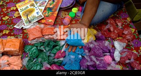BEZIRK KATNI, INDIEN - 19. OKTOBER 2019: Rangoli Farben präsentiert auf der Hand zum Verkauf auf Straße Basar Shop während hindu diwali Festival. Stockfoto