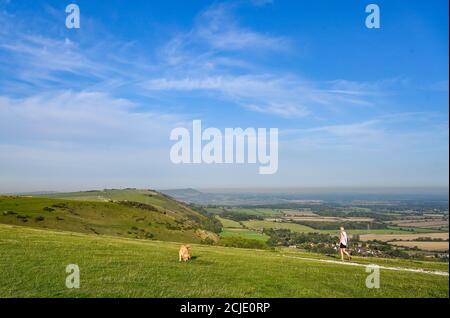 Brighton UK 15. September 2020 - Es ist ein schöner sonniger Morgen für Hundewanderer am Devils Dike nördlich von Brighton mit Temperaturen, die in Teilen des Südostens wieder 30 Grad erreichen werden : Credit Simon Dack / Alamy Live News Stockfoto