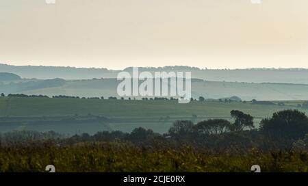 Brighton UK 15. September 2020 - EINE Mischung aus Nebel und Morgensonne am Devils Dike nördlich von Brighton mit Temperaturen, die in Teilen des Südostens wieder 30 Grad erreichen werden : Credit Simon Dack / Alamy Live News Stockfoto