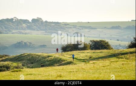 Brighton UK 15. September 2020 - EIN Läufer genießt die Sonne auf Devils Dike nördlich von Brighton mit Temperaturen, die in Teilen des Südostens wieder 30 Grad erreichen werden : Credit Simon Dack / Alamy Live News Stockfoto