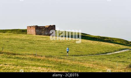 Brighton UK 15. September 2020 - EIN Läufer genießt die Sonne auf Devils Dike nördlich von Brighton mit Temperaturen, die in Teilen des Südostens wieder 30 Grad erreichen werden : Credit Simon Dack / Alamy Live News Stockfoto