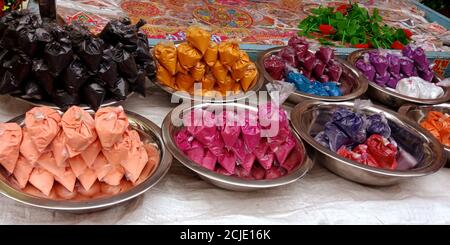 BEZIRK KATNI, INDIEN - 19. OKTOBER 2019: Rangoli Farben zum Verkauf auf Straße Basar Shop während hindu diwali Festival angezeigt. Stockfoto