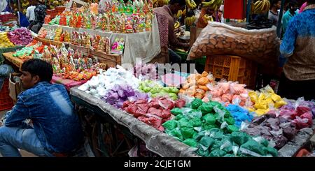 BEZIRK KATNI, INDIEN - 19. OKTOBER 2019: Rangoli Farben zum Verkauf auf Straße Basar Shop während hindu diwali Festival angezeigt. Stockfoto
