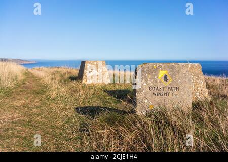 South West Coast Path Steinweg Markierung am St Aldhelm's Head entlang der Jurassic Coast in der Nähe Winspit Steinbruch, Dorset, England, Großbritannien Stockfoto