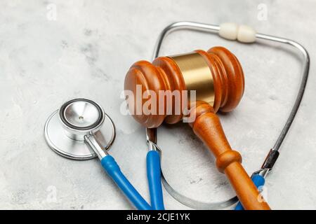 Beurteilen Sie Gavel und Stethoskop. Das Gesetz in der Medizin, das Urteil über medizinische Fahrlässigkeit. Stockfoto