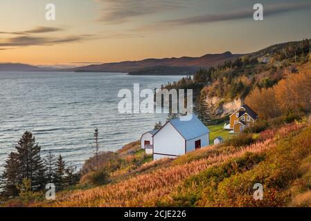 Traditinal Scheune und Cottage in Anse Blanchette, Forillon National Park, Gaspésie, Quebec, Kanada Stockfoto