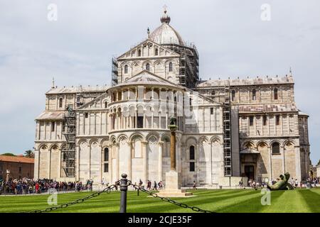 Pisa, Italien - 9. Juli 2017: Blick auf Touristen und Pisa Kathedrale auf der Piazza dei Miracoli an einem Sommertag Stockfoto