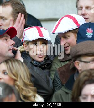 Zara Phillips und Prince Harry England gegen Frankreich, Six Nations Rugby Union Match, Twickenham, London, 26 Feb 2011 BILDCREDIT : © MARK PAIN / ALAMY Stockfoto