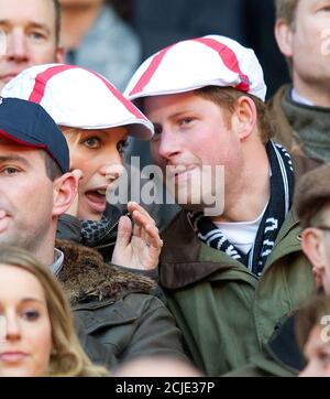 Zara Phillips und Prince Harry England gegen Frankreich, Six Nations Rugby Union Match, Twickenham, London, 26 Feb 2011 BILDCREDIT : © MARK PAIN / ALAMY Stockfoto