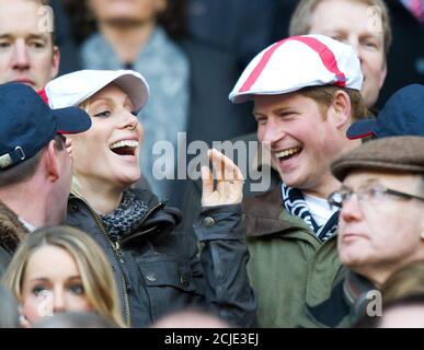 Zara Phillips und Prince Harry England gegen Frankreich, Six Nations Rugby Union Match, Twickenham, London, 26 Feb 2011 BILDCREDIT : © MARK PAIN / ALAMY Stockfoto