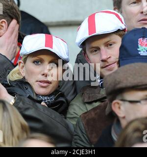 Zara Phillips und Prince Harry England gegen Frankreich, Six Nations Rugby Union Match, Twickenham, London, 26 Feb 2011 BILDCREDIT : © MARK PAIN / ALAMY Stockfoto