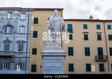 Lucca, Italien - 9. Juli 2017: Blick auf Giuseppe Garibaldi Statue auf der Piazza del Giglio an einem Sommertag Stockfoto