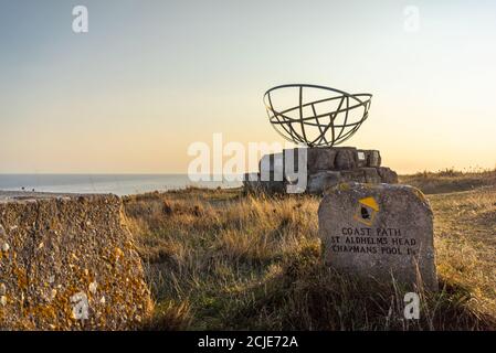 Radar Memorial auch bekannt als Purbeck Radar am St Aldhelm's Head entlang der Südwestküste Pfad während Sonnenuntergang, Dorset, England, Großbritannien Stockfoto