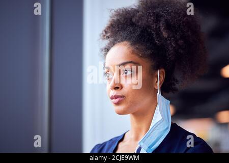 Ärztin Mit Gesichtsmaske Trägt Scrubs Unter Druck In Vielbeschäftigter Krankenhaus Während Gesundheit Pandemie Stockfoto