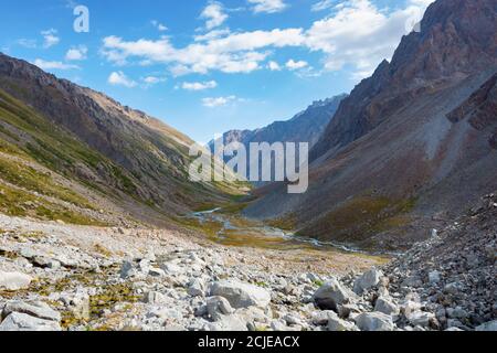 Blick auf die Berglandschaft in Kirgisistan. Grünes Gras im Bergtal Blick. Bergpanorama. Stockfoto