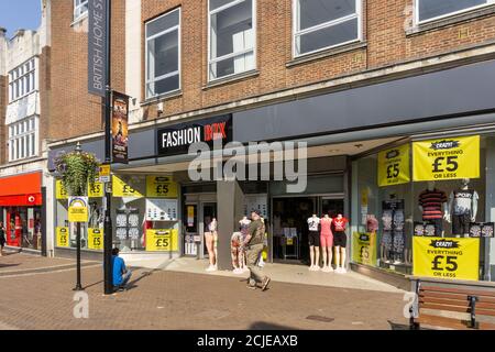 Fashion Box, eine temporäre Einzelhandelseinheit, im ehemaligen britischen Home Stores-Shop, Abington Street, Northampton, Großbritannien Stockfoto