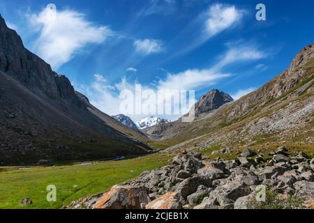 Blick auf die Berglandschaft in Kirgisistan. Grünes Gras im Bergtal Blick. Bergpanorama. Stockfoto