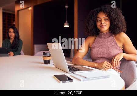 Porträt Einer Geschäftsfrau Mit Laptop Bei Einem Gesellschaftlich Distanzierten Meeting In Büro Während Gesundheit Pandemie Stockfoto