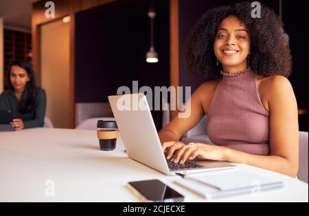 Porträt Einer Geschäftsfrau Mit Laptop Bei Einem Gesellschaftlich Distanzierten Meeting In Büro Während Gesundheit Pandemie Stockfoto