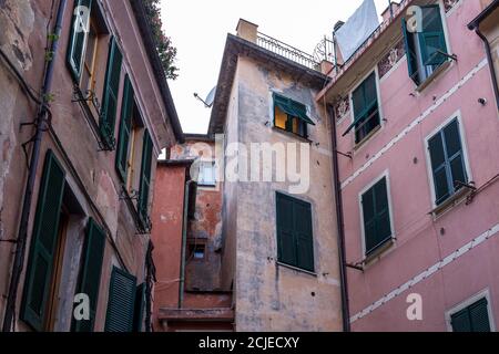 Monterosso al Mare, Italien - 8. Juli 2017: Blick auf traditionelle alte Gebäude in der Altstadt von Monterosso al Mare Stockfoto