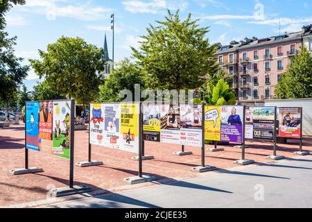 Die Plakate für die Volksabstimmung vom 20. September 2020 sind auf den Tafeln in einer Reihe in der Ebene des Plainpalais in Genf, Schweiz, zu sehen Stockfoto