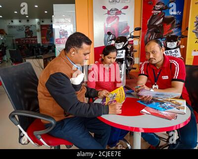 DISTRIKT KATNI, INDIEN - JANUAR 29, 2020: Eine asiatische Verkäufer erklären Motorrad-Spezifikation auf Tischgespräch bei Hero Automobil-Motorrad-Agentur Stockfoto