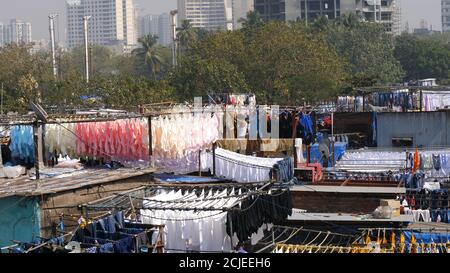 Mumbai, Indien - 25. Dezember 2017: Wäschemöglichkeiten im Freien zum Trocknen. Stockfoto