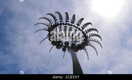 Montreal, QC / Kanada - Juni 10 2018: Eine kinetische Skulptur aus glänzendem Metall von Anthony Howe, Di Octo, Downtown vor der Concordia University. Stockfoto