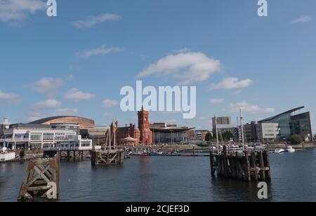 Besucher genießen einen Sonntagmittag Spaziergang am Mermaid Quay in Cardiff Bay, Cardiff, Wales Stockfoto