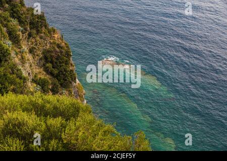 Schöne Landschaft Blick auf die Klippe mit dem schönen blauen Meer von Corniglia, einem der mittelalterlichen Dörfer der Cinque Terre Küstenregion in Italien. Stockfoto