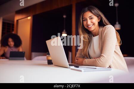 Porträt Einer Geschäftsfrau Mit Laptop Bei Einem Gesellschaftlich Distanzierten Meeting In Büro Während Gesundheit Pandemie Stockfoto