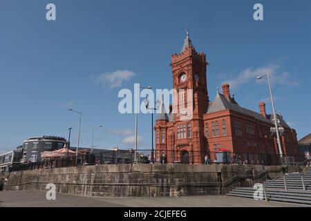 Besucher genießen einen Sonntagmittag Spaziergang am Mermaid Quay in Cardiff Bay, Cardiff, Wales Stockfoto