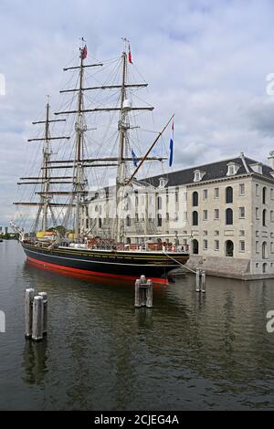 amsterdam, niederlande - 2020-09-10: Der 2000 gebaute dreimastige Stahlclipper stad amsterdam (imo# 9185554) liegt im maritimen Museum -- [credi Stockfoto